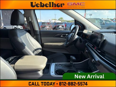 Used 2025 Kia Carnival FWD image 6