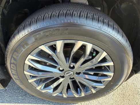 Used 2025 Nissan Rogue Platinum w/ Platinum Premium Package image 12