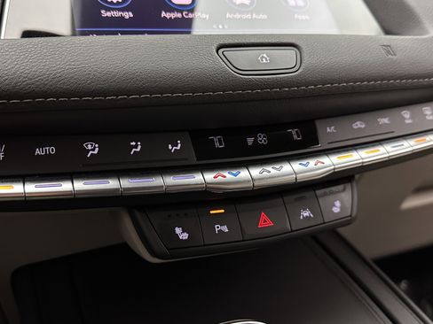 Used 2021 Cadillac XT4 Luxury w/ Cold Weather Package image 17