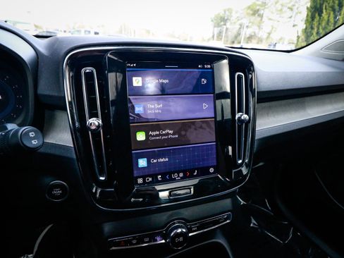 Used 2025 Volvo XC40 B5 Plus image 24