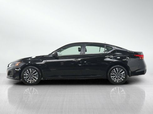 Used 2023 Nissan Altima 2.5 SV w/ SV Premium Package AWD/4WD image 2