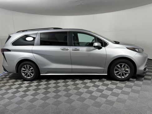 Used 2025 Toyota Sienna XLE FWD image 4