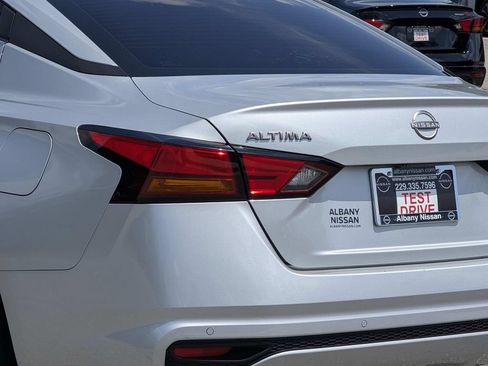 Used 2024 Nissan Altima 2.5 SV FWD image 12
