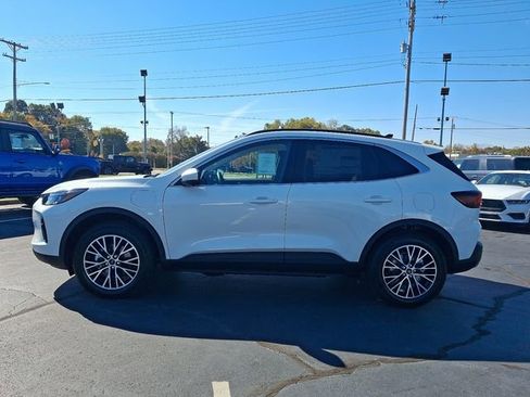 New 2025 Ford Escape SE w/ PHEV Premium Package FWD image 3