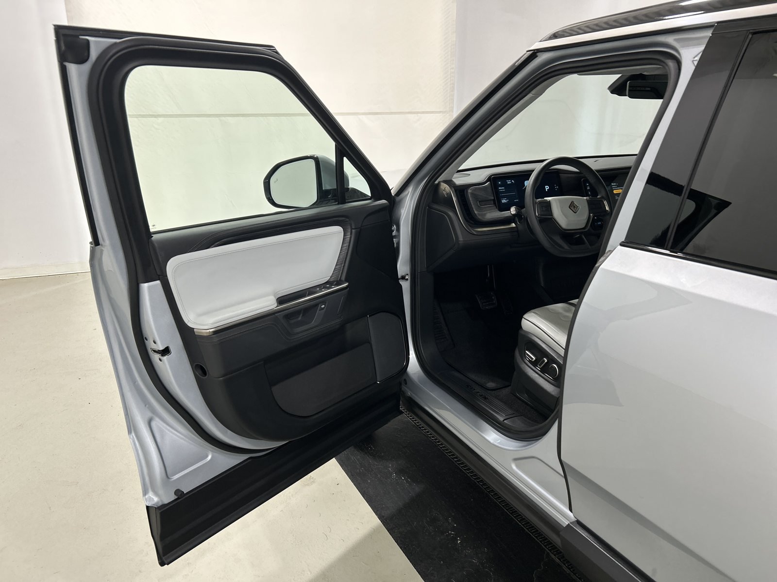 Used 2025 Rivian R1S Adventure Dual AWD/4WD image 16