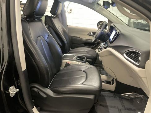 Used 2024 Chrysler Pacifica Touring-L FWD image 20