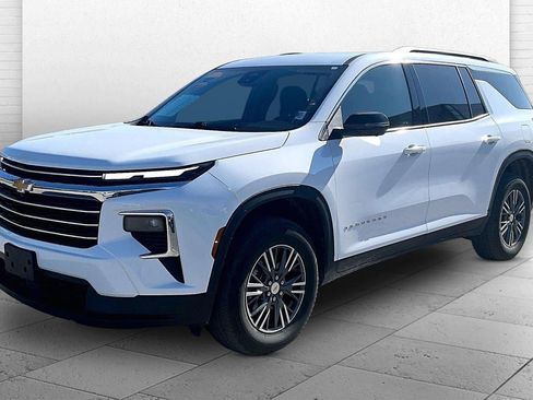 Used 2024 Chevrolet Traverse LT AWD/4WD image 3