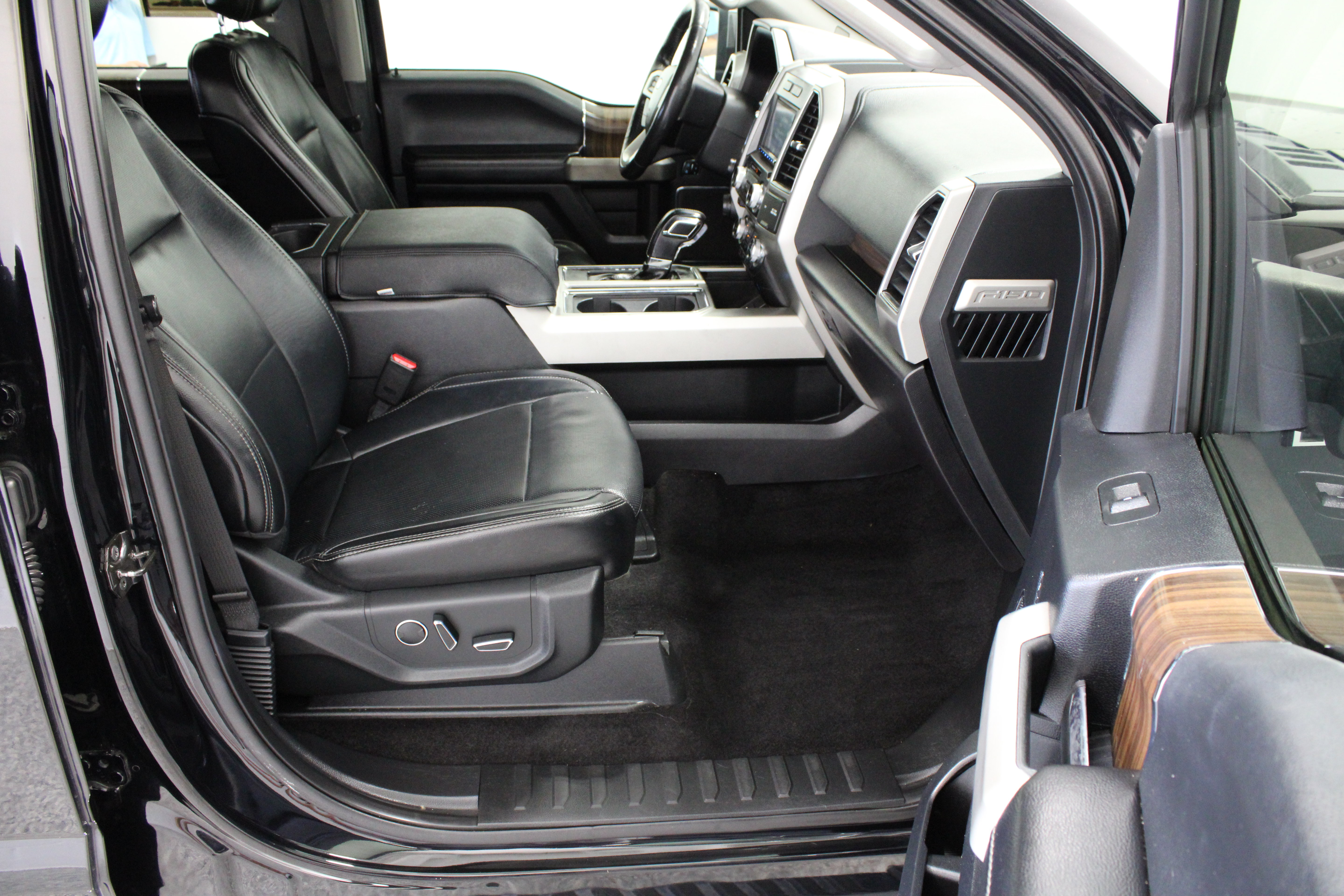 Used 2017 Ford F150 Lariat w/ Equipment Group 502A Luxury RWD image 39