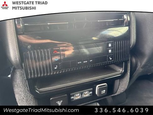 Used 2024 Jeep Wagoneer L Series II AWD/4WD image 16