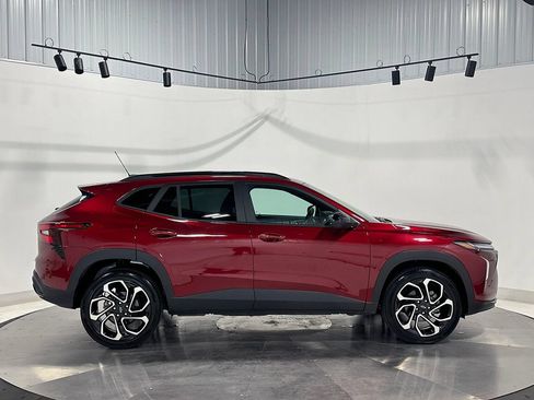 Used 2025 Chevrolet Trax RS FWD image 10
