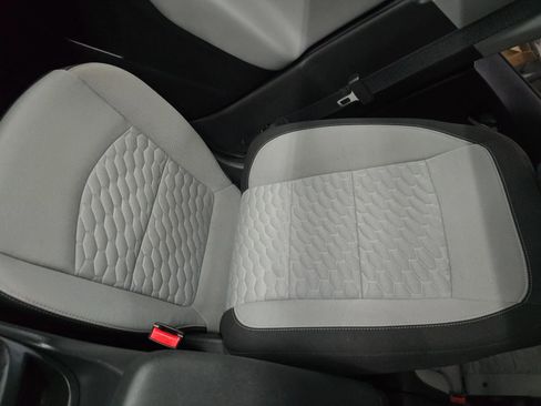 Used 2021 Chevrolet Equinox LS image 29