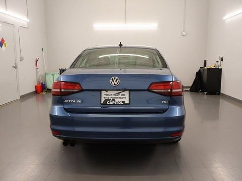 Used 2017 Volkswagen Jetta SE FWD image 3