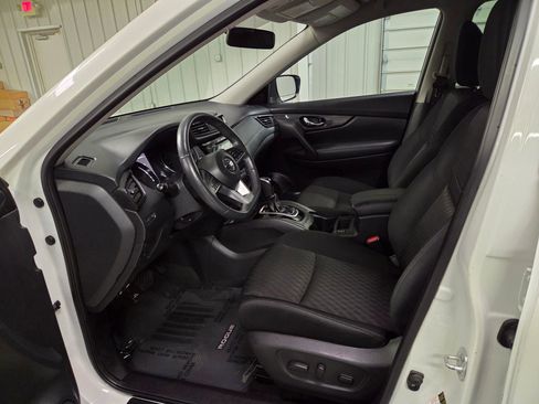 Used 2017 Nissan Rogue SV image 14