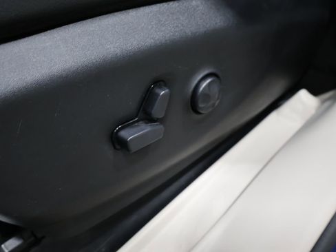 Used 2017 Chrysler Pacifica Touring-L image 12