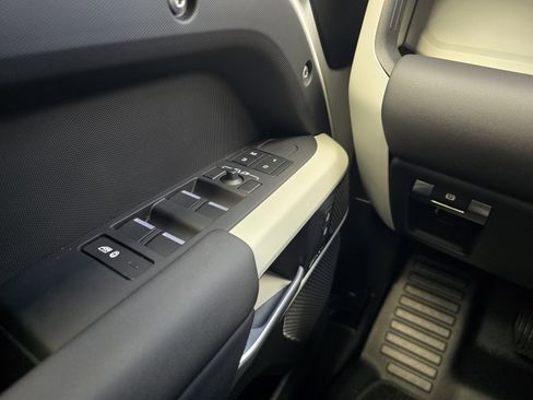 Used 2024 Land Rover Defender 110 S image 22