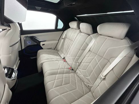Used 2023 BMW 760i xDrive image 31
