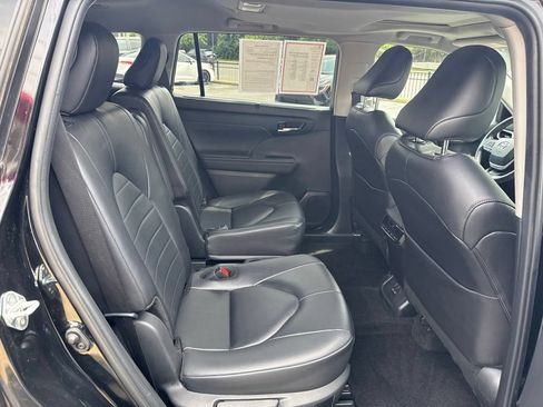 Used 2024 Toyota Highlander XLE FWD image 31