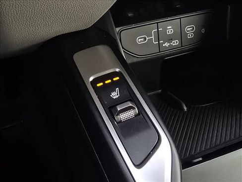 Certified 2025 Kia Sorento S w/ Panoramic Sunroof Package image 17