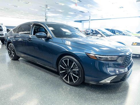 Used 2025 Honda Accord Touring image 4