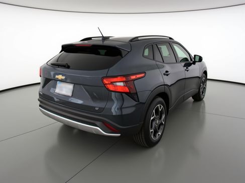 Used 2025 Chevrolet Trax LT FWD image 9