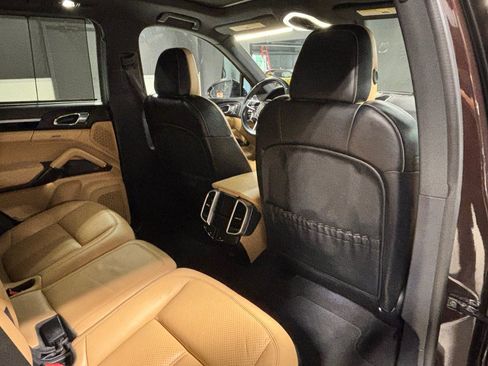 Used 2018 Porsche Cayenne Platinum Edition w/ Premium Package Plus AWD/4WD image 15