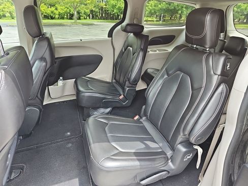 Used 2023 Chrysler Pacifica Touring-L FWD image 16