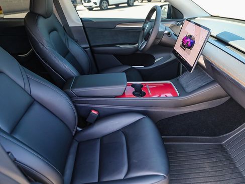 Used 2025 Tesla Model Y Long Range RWD image 16