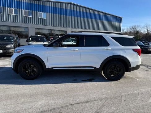 Used 2022 Ford Explorer XLT w/ Equipment Group 202A image 2