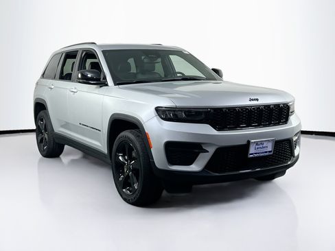 Used 2023 Jeep Grand Cherokee Altitude AWD/4WD image 3