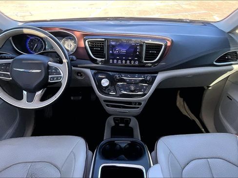 Used 2017 Chrysler Pacifica Limited FWD image 9