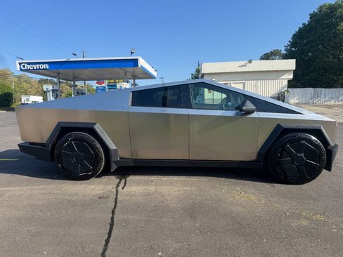 Used 2025 Tesla Cybertruck AWD Crew Cab image 7