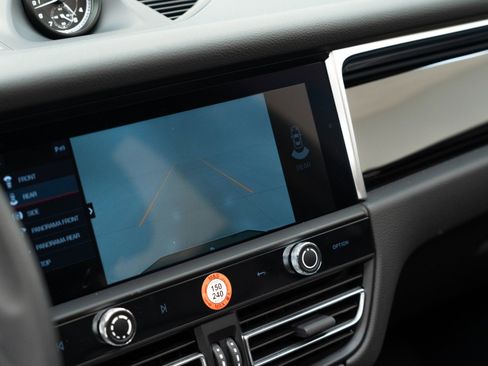 Certified 2025 Porsche Macan image 28