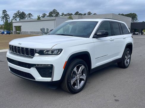 New 2026 Jeep Grand Cherokee Limited w/ Luxury Tech Group II AWD/4WD image 3
