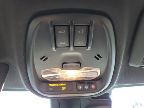 Used 2025 Chevrolet Trax RS w/ Sunroof Package image 21