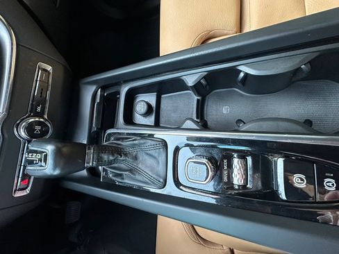 Used 2019 Volvo XC60 T5 Momentum w/ Multimedia Package FWD image 26