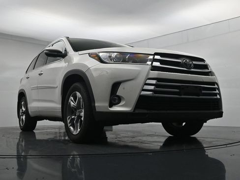 Used 2019 Toyota Highlander AWD V6 image 18