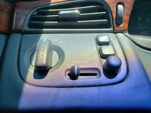 Used 2002 Cadillac De Ville w/ Comfort/Convenience Pkg FWD image 23