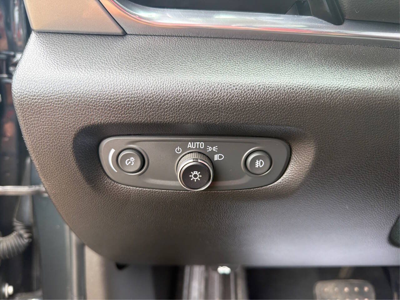 Used 2018 Chevrolet Traverse LT w/ LPO, 'HIT The Road' Package FWD image 16