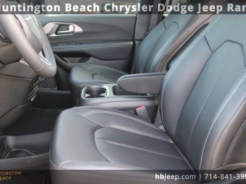 Used 2026 Chrysler Pacifica Select image 34