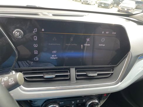 Used 2025 Chevrolet Trax LT w/ LT Convenience Package FWD image 19