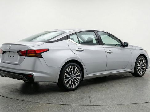 Used 2025 Nissan Altima 2.5 SV image 9