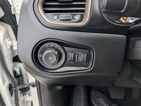 Used 2023 Jeep Renegade Latitude image 10