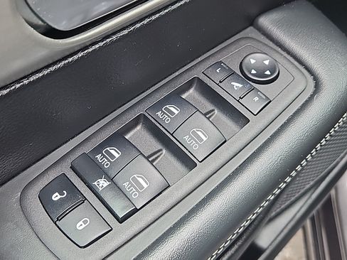 Used 2023 Chrysler Pacifica Limited w/ S Appearance Package FWD image 22