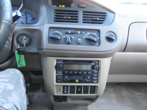 Used 2001 Toyota Sienna LE image 28