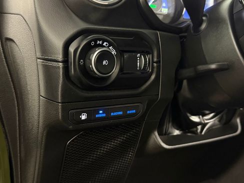 Used 2024 Jeep Wrangler Unlimited Sahara w/ Technology Group AWD/4WD image 18