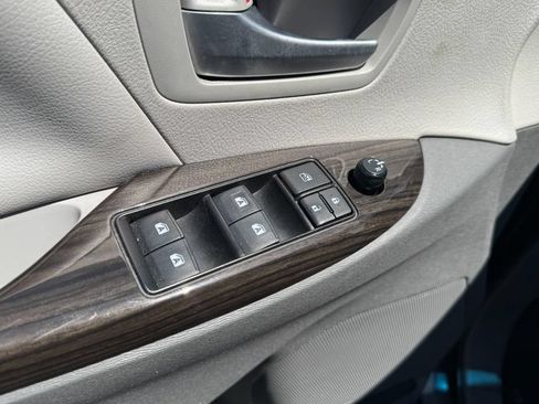 Used 2017 Toyota Sienna XLE FWD image 17