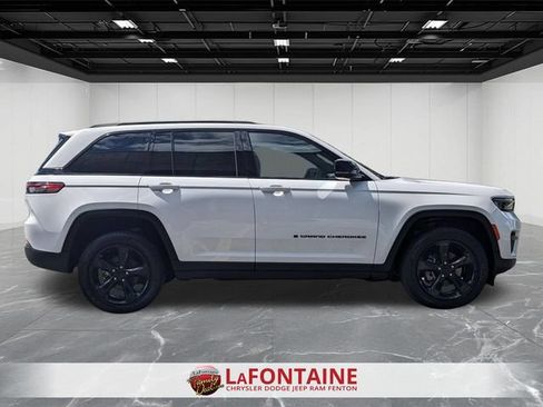 Used 2023 Jeep Grand Cherokee Altitude AWD/4WD image 6