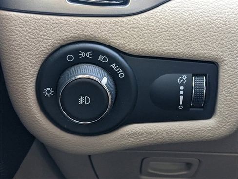 Certified 2019 Jeep Cherokee Latitude w/ Popular Appearance Group image 18