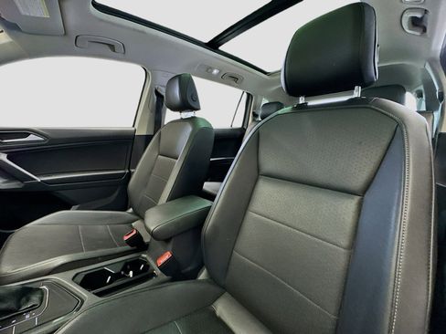 Used 2020 Volkswagen Tiguan SE w/ Panoramic Sunroof Package image 12