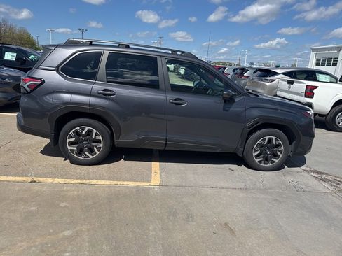 Used 2025 Subaru Forester Premium image 4